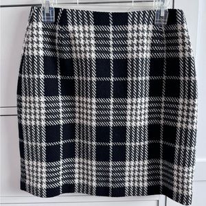 Women’s Eddie Bauer short wool skirt.